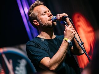 Diggy Dex speelt 'Treur Niet' tijdens kleedkamersessie