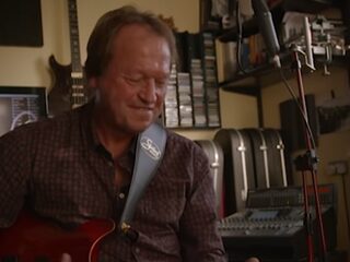 Mark King over 'Love Games' van Level 42