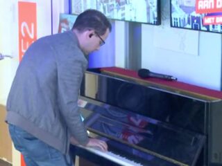 Bart speelt pianoballad van 'Gyspy Woman'