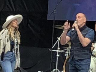 Miley Cyrus en Marc Cohn zingen 'Walking In Memphis'