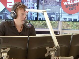 Jan-Willem Roodbeen zwemt met Maarten van der Weijden mee