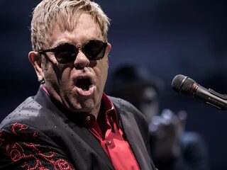 Elton John verplaatst concert in Nederland