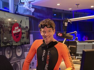 Jan-Willem Roodbeen zwemt mee met Maarten van der Weijden
