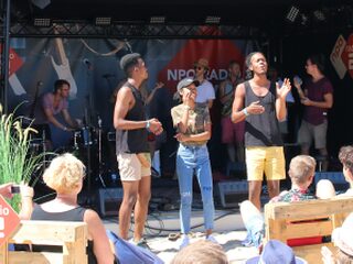 Akoestische livesessie Jeangu Macrooy vanwege stroomstoring