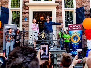 Duncan Laurence gehuldigd in Hellevoetsluis