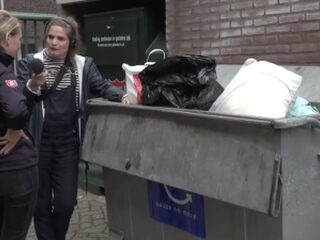 Kledingcontainers vol met huisafval
