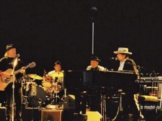 Neil Young en Bob Dylan delen voor het eerst in vijfentwintig jaar het podium