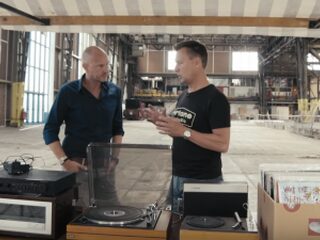 Hoe sluit je een platenspeler aan?