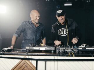 Hoe mixt een dj zijn platen aan elkaar?