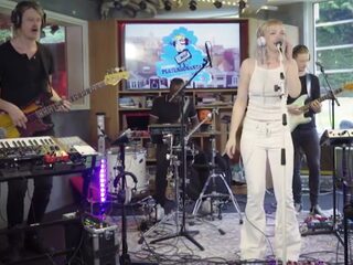 Inge van Calkar live met 'Touchdown'