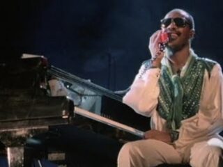 Clip 'I Just Called To Say I Love You' 35 jaar geleden opgenomen