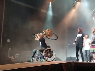 Man in rolstoel gaat crowdsurfend het podium van Foo Fighters op