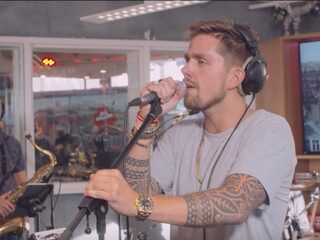 André Hazes speelt 'Ik Leef M'n Eigen Leven' in bomvolle studio