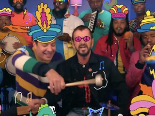 Ringo Starr speelt 'Yellow Submarine' op kinderinstrumenten
