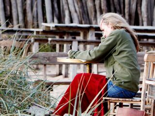 Schrijfster Sarah Meuleman verhuist voor haar boek naar een klein huisje op het eiland St. Agnes