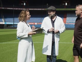 Hoe krijg je die strepen in een voetbalveld?