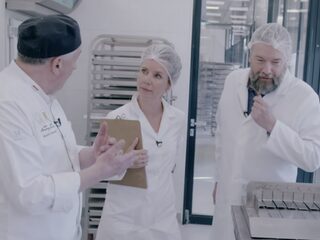 Hoe eet je een tompouce?