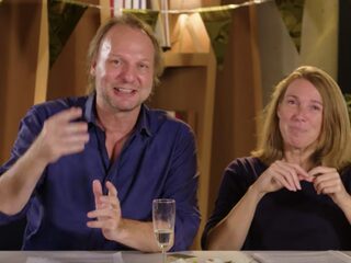 Baas betrapt Rob Stenders op stelen!