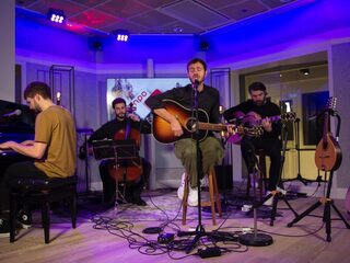 Editors geeft miniconcert voor luisteraars