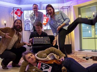 DeWolff speelt single voor het eerst live