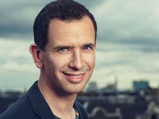 Bart Arens stemt voor de NPO Radio 2 Top 2000