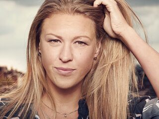 Annemieke Schollaardt stemt voor de NPO Radio 2 Top 2000