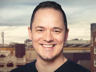 Rutger Radstaake stemt voor de NPO Radio 2 Top 2000