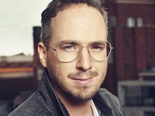 Frank van 't Hof stemt voor de NPO Radio 2 Top 2000