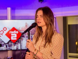 Maan verklapt waar haar debuutalbum over gaat