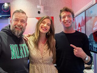 Maan zingt haar nieuwe single live