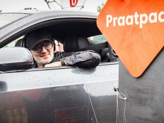 Jeroen van Inkel neemt ook een kijkje bij de NPO Radio 2 Collecte Drive-in