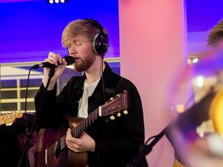 Joe Buck primeurt persoonlijk nummer 'White Roses'