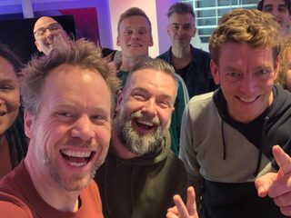 Diggy Dex zingt nieuwe single live