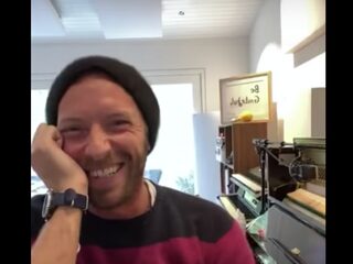 Chris Martin covert David Bowie's 'Life On Mars' tijdens livestream