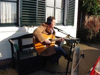 Douwe Bob speelt single live vanuit haven in Amsterdam