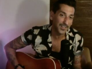Danny Vera zingt Koos Alberts tijdens NPO Radio 2's Eerste Online Festival