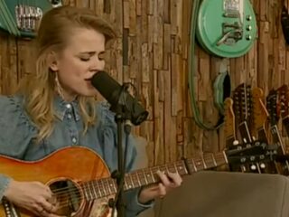 Ilse Delange speelt 'Clouds' tijdens NPO Radio 2's Eerste Online Festival