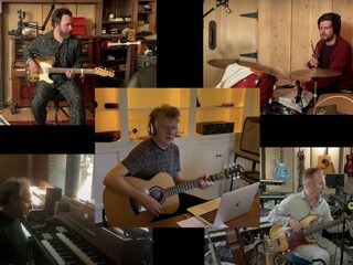 Crowded House speelt 'Don't Dream It's Over' vanuit huis in pyjama's