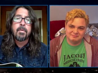 Dave Grohl verrast IC-verpleger met optreden via livestream
