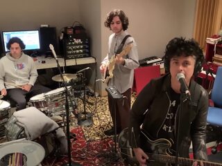 Billie Joe Armstrong covert 'I Think We're Alone Now' samen met zijn zoons