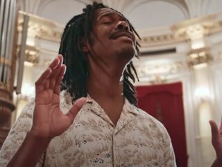 Jeangu Macrooy speelt bijzondere versie 'Grow' in Het Concertgebouw