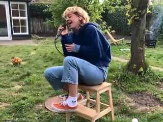 Krezip speelt 'Lost Without You' live vanuit de achtertuin