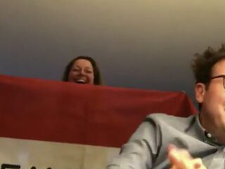 Vrouw Bert Haandrikman houdt heel interview #teamduncan vlag omhoog