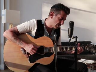 Danny Vera covert 'Take My Breath Away' van Berlin