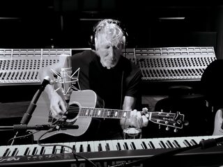 Roger Waters speelt Pink Floyd-klassieker vanuit huis