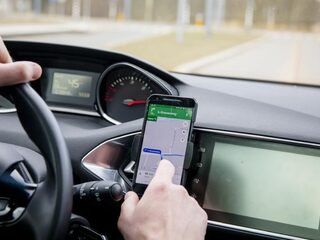 Automobilist gebruikt smartphone steeds vaker