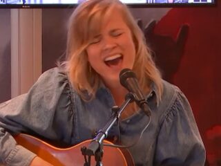 Ilse DeLange speelt ex-TopSong 'Changes' live in Muziekcafé