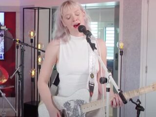 Inge van Calkar speelt 'Spinning Around' live in Jan-Willem Start Op