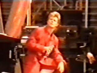 David Bowie trapt Glass Spider Tour af in De Kuip in 1987