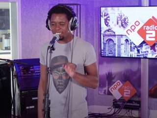 Typhoon speelt ex-TopSong 'Alles Is Gezegend' live